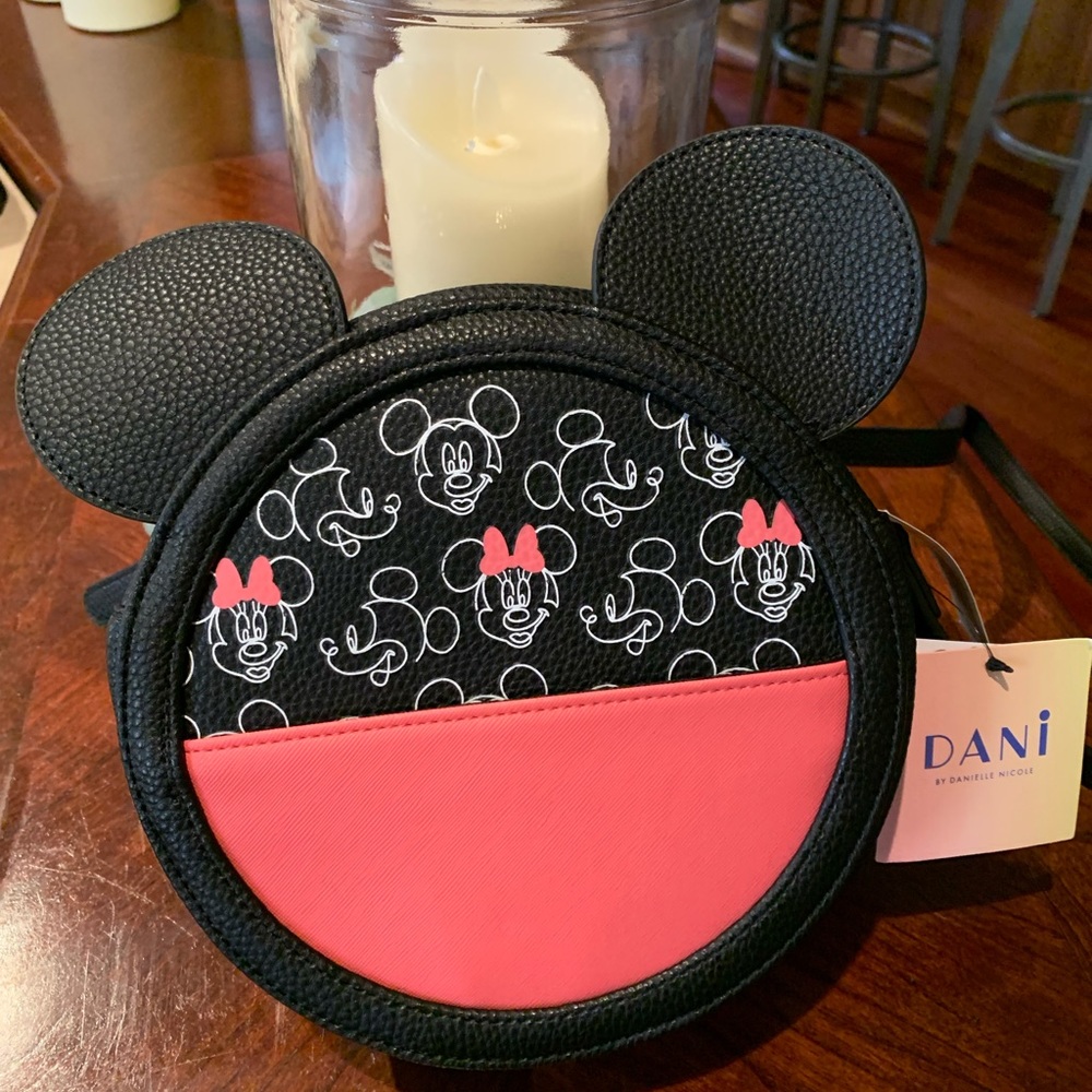 Dani Minnie Mouse Round Zipper Purse!